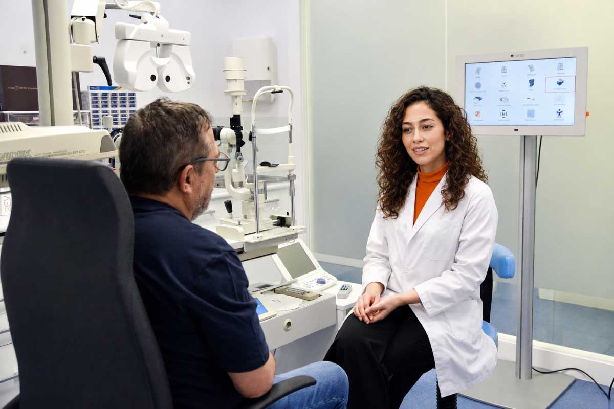 2EyesVision-clinical-application-specialist-of-SimVis-Gekko-visual-simulator-medtech-consulta